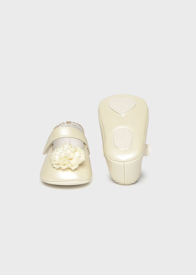 Бебешки буйки в екрю с цветенце Mayoral